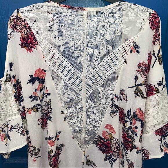 Small High-Low Floral Cardigan with a Lace Back and Shoulder Cut-Outs - Picture 3 of 6